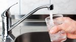 Apa de la robinet nu mai e gratuită în restaurante. Cât a ajuns să coste jumătatea de litru la o masă în oraş
