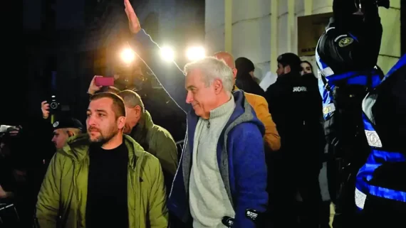 calin-georgescu-isi-saluta-sustinatorii-la-iesirea-din-sediul-parchetului-general Cum și-a petrecut Călin Georgescu prima noapte în Arestul Capitalei. Cu cine stă în celulă și ce a făcut