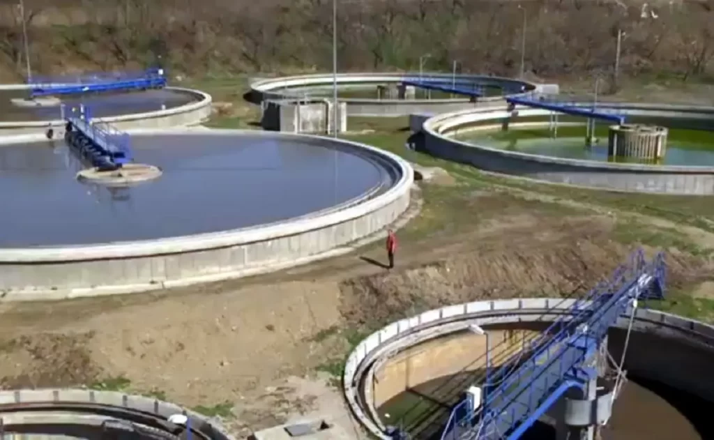 Prețuri de 2,4 ori mai mari pentru achizițiile de utilaje la o mare companie de apă. Ce spune Curtea de Conturi