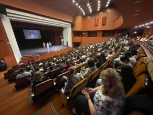 Campania națională antidrog „Conștient, nu dependent” a ajuns la Călărași. Elevii și profesori, în dialog cu experți despre presiunea anturajului și dependență