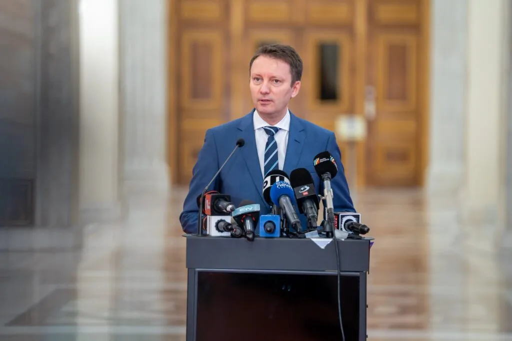 Vot decisiv pentru Guvernul Mureșan, în Parlament. Premierul desemnat are nevoie de 233 de voturi