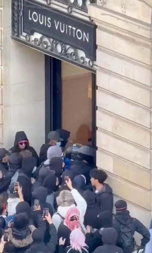 Magazine devastate în timpul protestelor din Franța Franța, răvășită de jafuri în timpul protestelor. Magazinele de lux au căzut pradă hoților