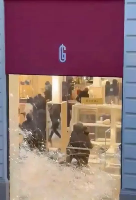 Magazine devastate în timpul protestelor din Franța Franța, răvășită de jafuri în timpul protestelor. Magazinele de lux au căzut pradă hoților