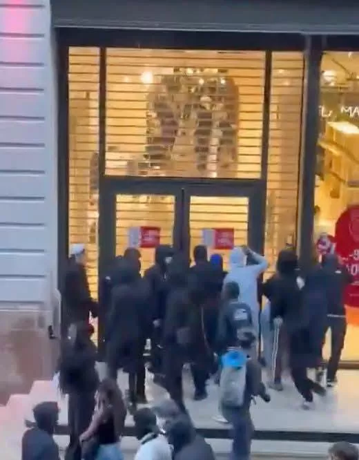 Magazine devastate în timpul protestelor din Franța Franța, răvășită de jafuri în timpul protestelor. Magazinele de lux au căzut pradă hoților