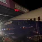 Un avion a rămas blocat sub un pod de pe DN1. Reacțiile spumoase ale internauților: „Ce căuta podul acolo?”