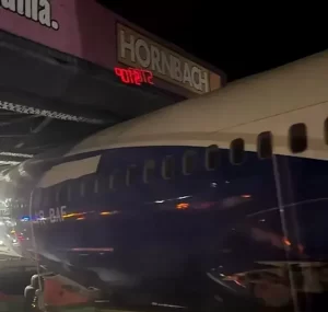 Un avion a rămas blocat sub un pod de pe DN1. Reacțiile spumoase ale internauților: „Ce căuta podul acolo?”