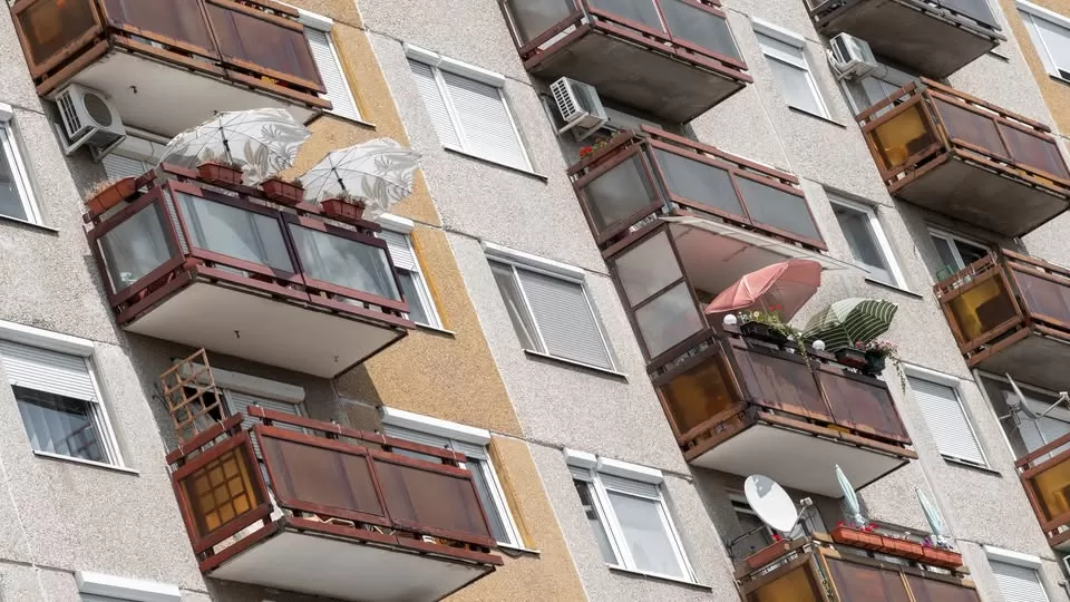 balcon Impozit dublu pentru proprietarii care își închid balconul fără autorizație. Cum pot intra în legalitate