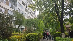 Un bloc cu risc seismic s-a crăpat în Drumul Taberei din București. Fisura ar fi apărut în urma cutremurului de luni/ Locatarii, evacuați de urgență