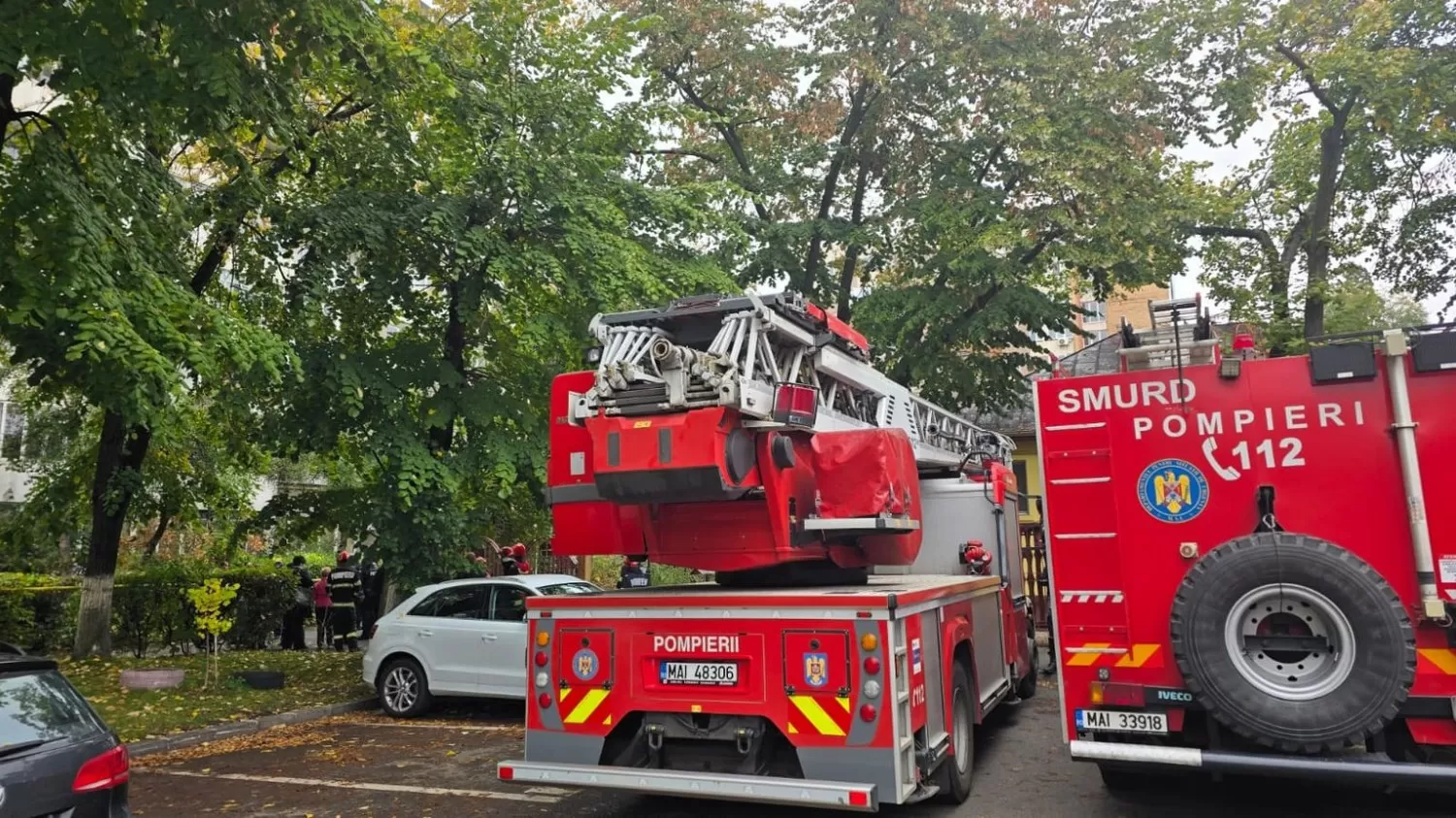 Un bloc cu risc seismic s-a crăpat în Drumul Taberei din București. Fisura ar fi apărut în urma cutremurului de luni/ Locatarii, evacuați de urgență