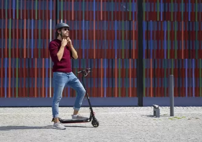 Noi reguli pentru cei care circulă cu trotinete electrice. Lege adoptată de Senat