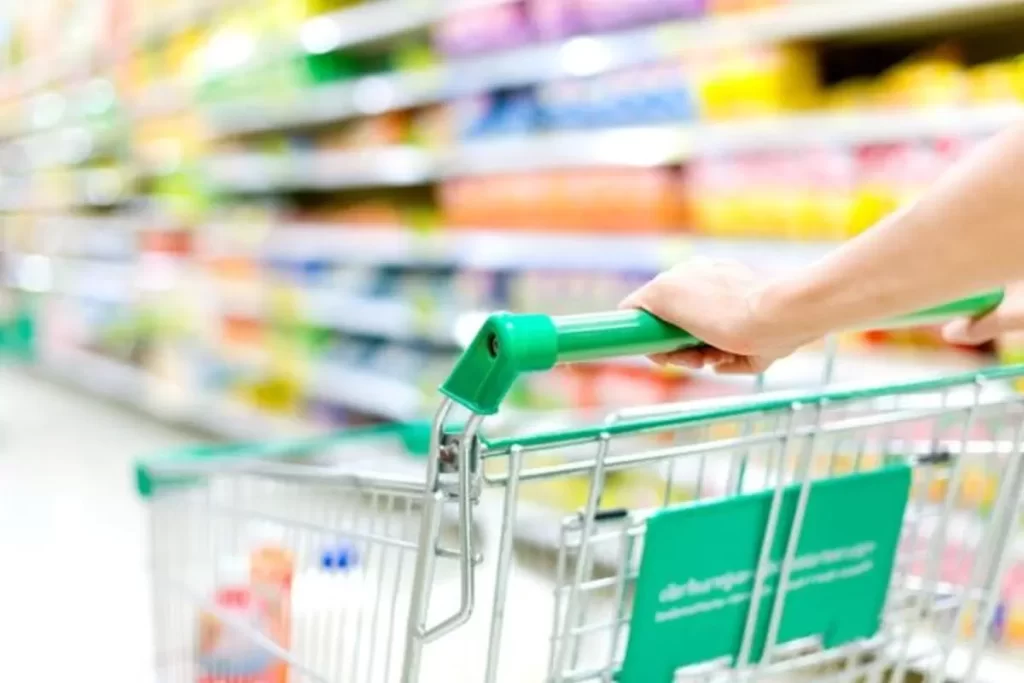 Britanicii, îndemnați de Guvern să îşi facă rezerve de apă şi de alimente