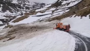 Ninsoare abundentă pe Transfăgărășan! Intervenție a drumarilor și sfat pentru șoferi – VIDEO