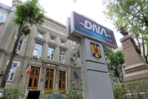 Așa se lua șpaga la Permise Ilfov! Imagini de la DNA cu angajații care „ajutau” șoferii să treacă „peste rând” – VIDEO