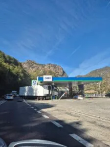 Tragedie evitată după ce un camion a intrat într-o pompă de alimentare