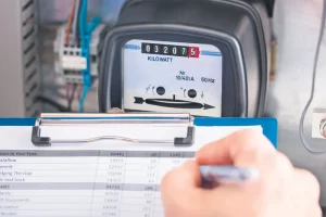 Energia s-a scumpit cu 30%, importurile ne salvează de o factură și mai mare. Cât plătim în plus