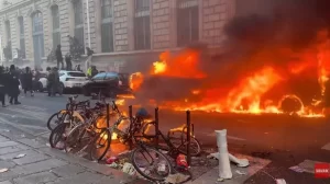 Protestele din Franța au aprins marile orașe: primării atacate, clădiri incendiate, ciocniri violente între protestatari și polițiști/800.000 de oameni în stradă