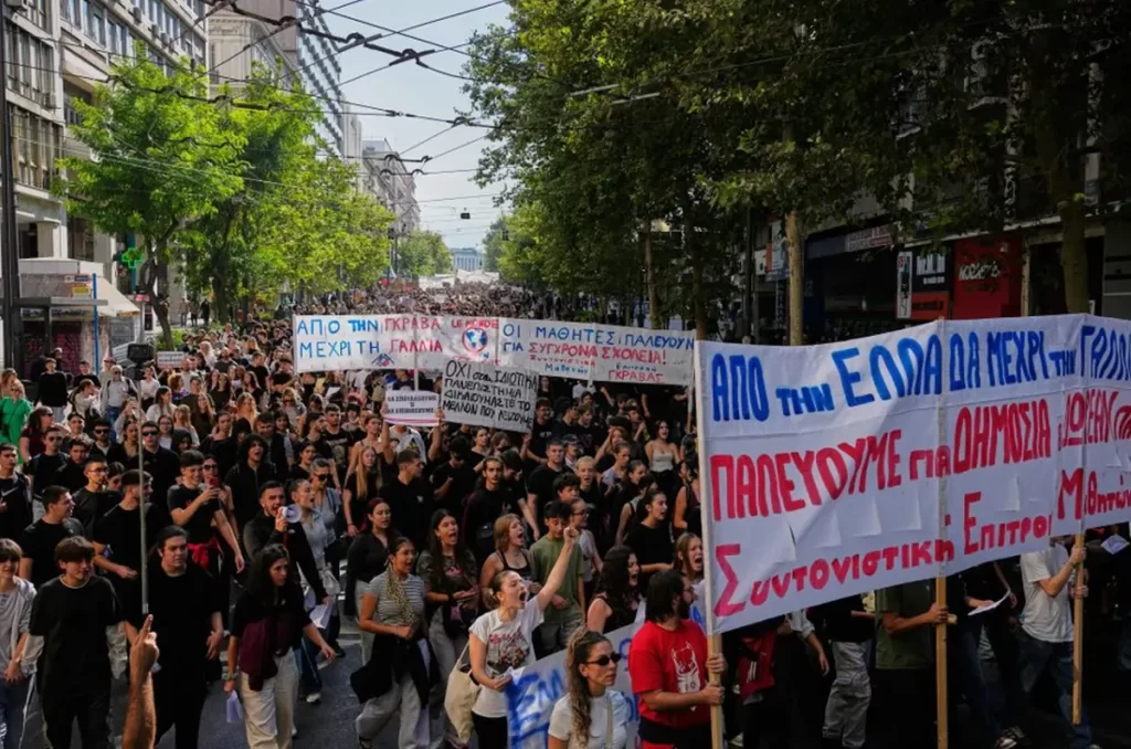 grecia 1 Grecia, ”la fel ca în Franța”: peste 10.000 de elevi, studenți, profesori și funcționari au ieșit în stradă