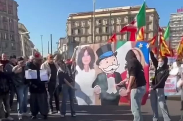 Greva generală din Italia a degenerat: excremente de animale la primăria din Torino şi metrou închis. Oamenii s-au săturat de scumpiri