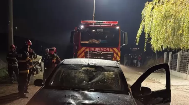 Incident șocant în Argeș: Pompieri veniți la un incendiu, întâmpinați cu furci și pietre. Mascații au intervenit de urgență