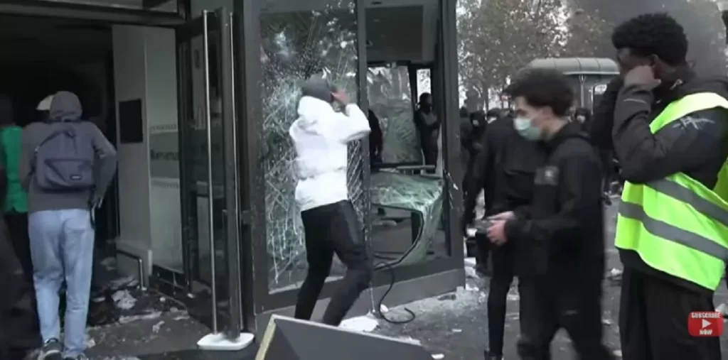jafuri Franța, răvășită de jafuri în timpul protestelor. Magazinele de lux au căzut pradă hoților