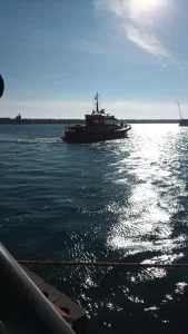 O navă ar fi fost lovită de drone în Marea Neagră, în apropiere de Constanța. Un marinar a murit. Nouă persoane, salvate