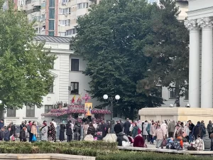 Coadă de circa 5 kilometri la Sf. Parascheva. Oamenii așteaptă cu orele să ajungă la raclă. Duminică are loc procesiunea „Calea Sfinților” – VIDEO
