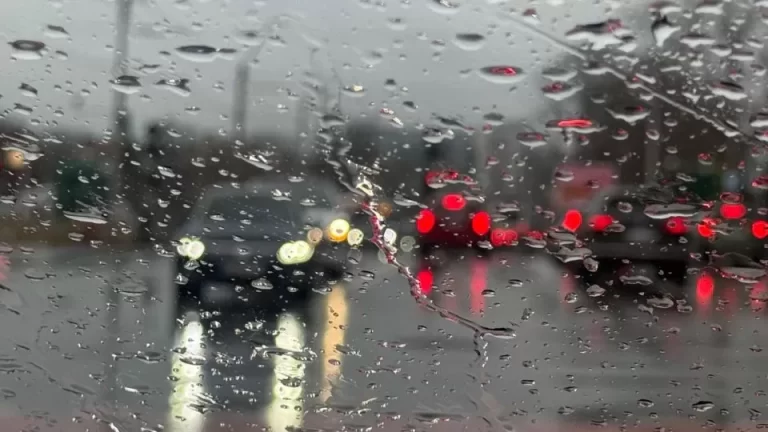 Cât va mai ploua în București. ANM, prognoză specială valabilă până luni dimineață