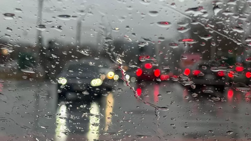 ploi1 Cod galben de ploi în București și șapte județe. Meteorologii anunță precipitații ce pot depăși 40 l/mp