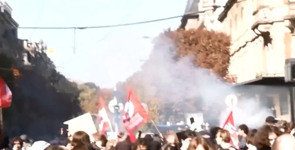 Protestele elevilor zguduie Franţa și intră într-o nouă etapă! Gaze lacrimogene, ciocniri între poliţie şi demonstranţi şi arestări – VIDEO