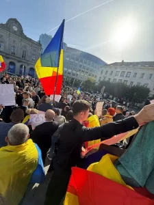 Manifestație AUR în fața Parlamentului European. Susținătorii lui Călin Georgescu au ieșit în stradă la Bruxelles
