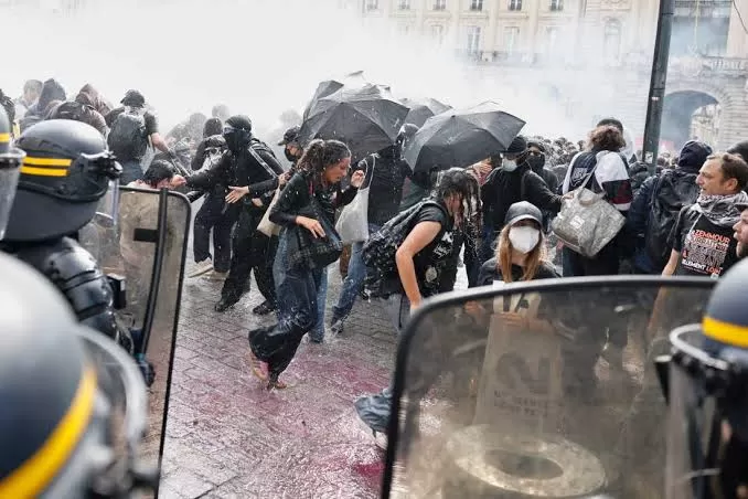 Franța, paralizată de proteste: aproape o jumătate de milion de oameni în stradă, în peste 30 de orașe! VIDEO