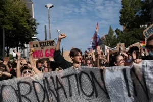 Franța, paralizată de proteste: aproape o jumătate de milion de oameni în stradă, în peste 30 de orașe! VIDEO
