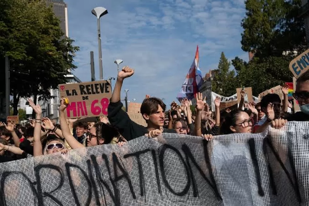 Franța, paralizată de proteste: aproape o jumătate de milion de oameni în stradă, în peste 30 de orașe! VIDEO
