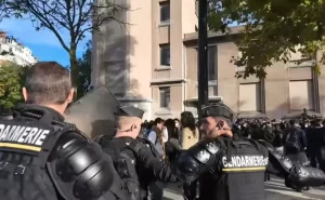 Proteste uriașe în toată Franța: sute de mii de oameni iau cu asalt Parisul!