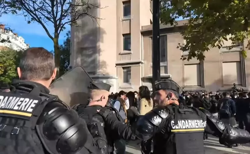 Proteste uriașe în toată Franța: sute de mii de oameni iau cu asalt Parisul!