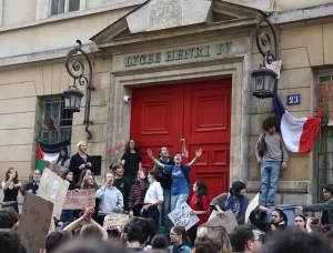 Revoltele studenților și elevilor francezi, drame în cinci acte