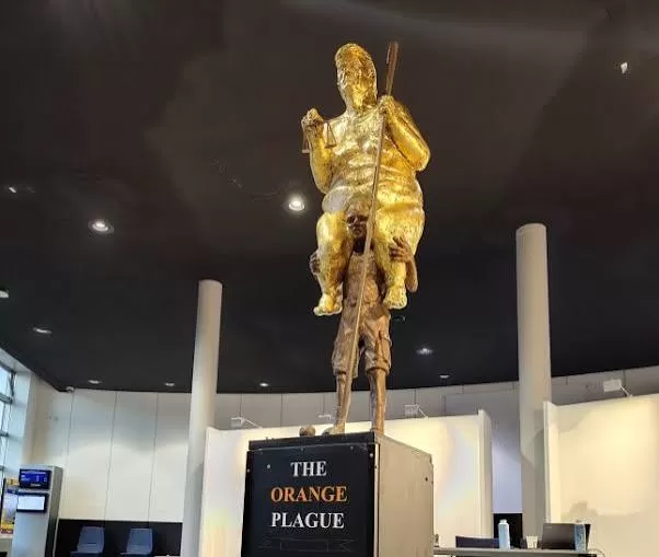 „Ciuma portocalie” a fost expusă în Parlamentul European. Statueta cu Trump nud va stârni furia președintelui american