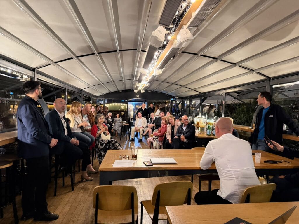 usr „Ședință” de lux la USR, pe un vas-restaurant privat, pe Sena, în Paris. Costul de închiriere este uriaș