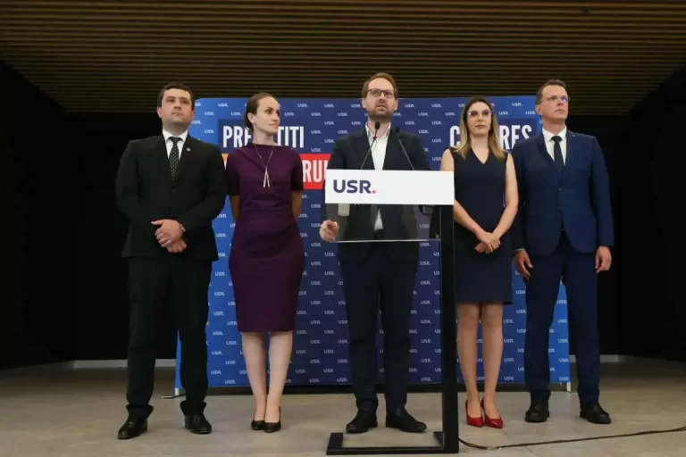 USR, prinsă cu ”mâța-n sac”. Amendă de la AEP și peste 700.000 de lei confiscați. Ce au cumpărat useriștii din bani publici