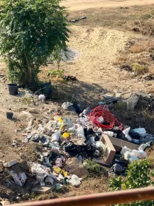 EXCLUSIV VIDEO Groapă de gunoi în Sectorul 6, în plină campanie de curățenie a primarului Paul Moldovan. O dubă a descărcat moloz lângă cisternele primăriei